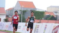 Sprinter dari SMA PGRI 1 Lumajang Aldi (46) saat berlomba pada penyisihan nomor lari 100 meter Energen Champion SAC Indonesia 2022 - East Java Qualifiers di Lapangan Atletik THOR Surabaya, Jumat (4/11).