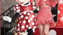 Minnie Mouse bersama penyanyi Katy Perry menghadiri penghargaan Hollywood Walk of Fame atas nama Minnie Mouse di Los Angeles, Senin (22/1). Bintang yang mengukir nama Minnie adalah yang ke-2.627 di Hollywood Walk of Fame. (Richard Shotwell/Invision/AP)