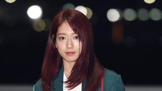 Velvet long outer untuk kesan classic sophisticated. (Sumber foto: www.soompi.com)