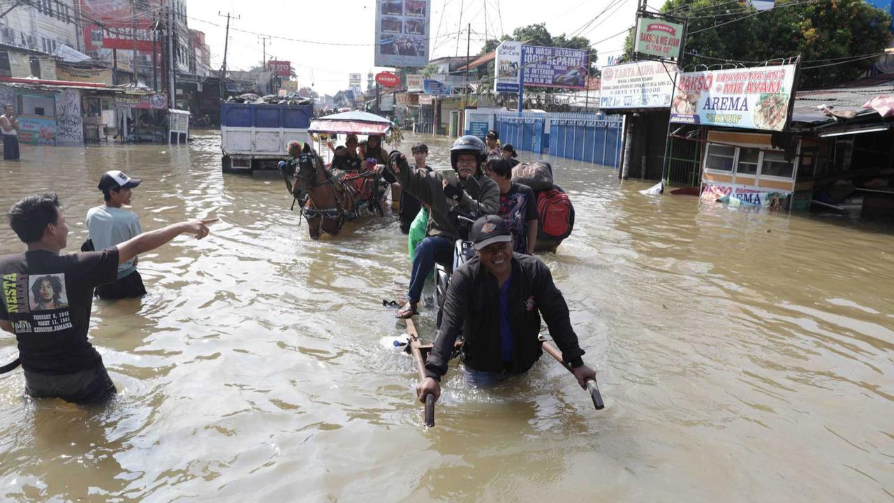 Kondisi akses Jakarta-Tangerang terputus akibat luapan Kali Angke