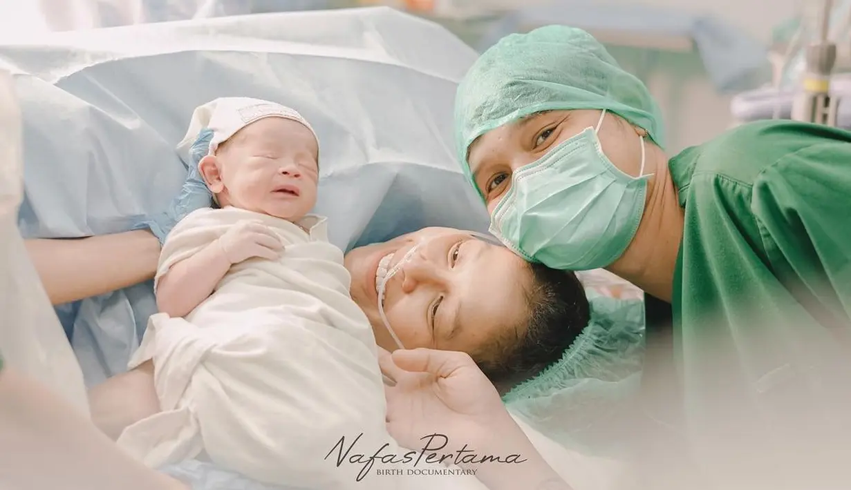 13. Kabar bahagia juga datang dari pasangan selebriti Bunga Jelita dan Syamsir Alam. Puteri Indonesia 2017 itu melahirkan anak keduanya laki-laki pada 16 Juni 2022. Istri pesepak bola  itu mengungkapkan proses persalinan anak keduanya lebih emosional dari pada anak pertamanya. Ansel Regalo Zaynkha nama anak kedua pasangan ini yang jaraknya dengan sang kakak, Akleema Regalo Zulaikha kurang dari dua tahun.
 [dok.Instagram]