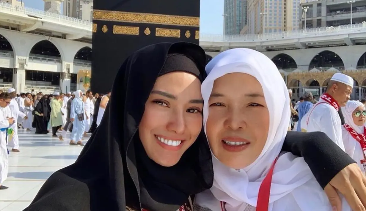 Selain Eropa, Devina Kirana juga pernah beribadah ke Tanah Suci Mekkah. Bersama sang ibunda, ia berpose dengan latar Kakbah. (Foto: Instagram/@kiranadevina)