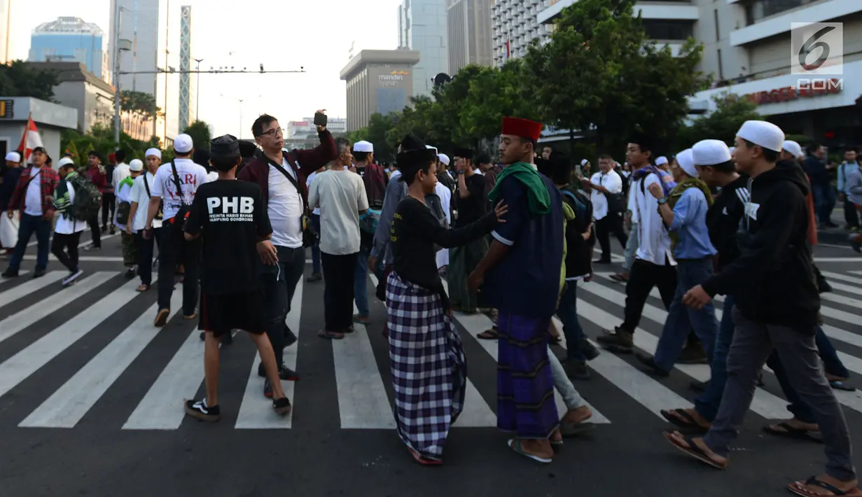 Massa aksi 22 Mei mulai berkumpul di depan Gedung Bawaslu, Jakarta, Rabu (22/5). Mereka mulai melakukan orasi menolak pemilu curang serta hasil rekapitulasi yang dilakukan Komisi Pemilihan Umum (KPU). (merdeka.com/Imam Buhori)