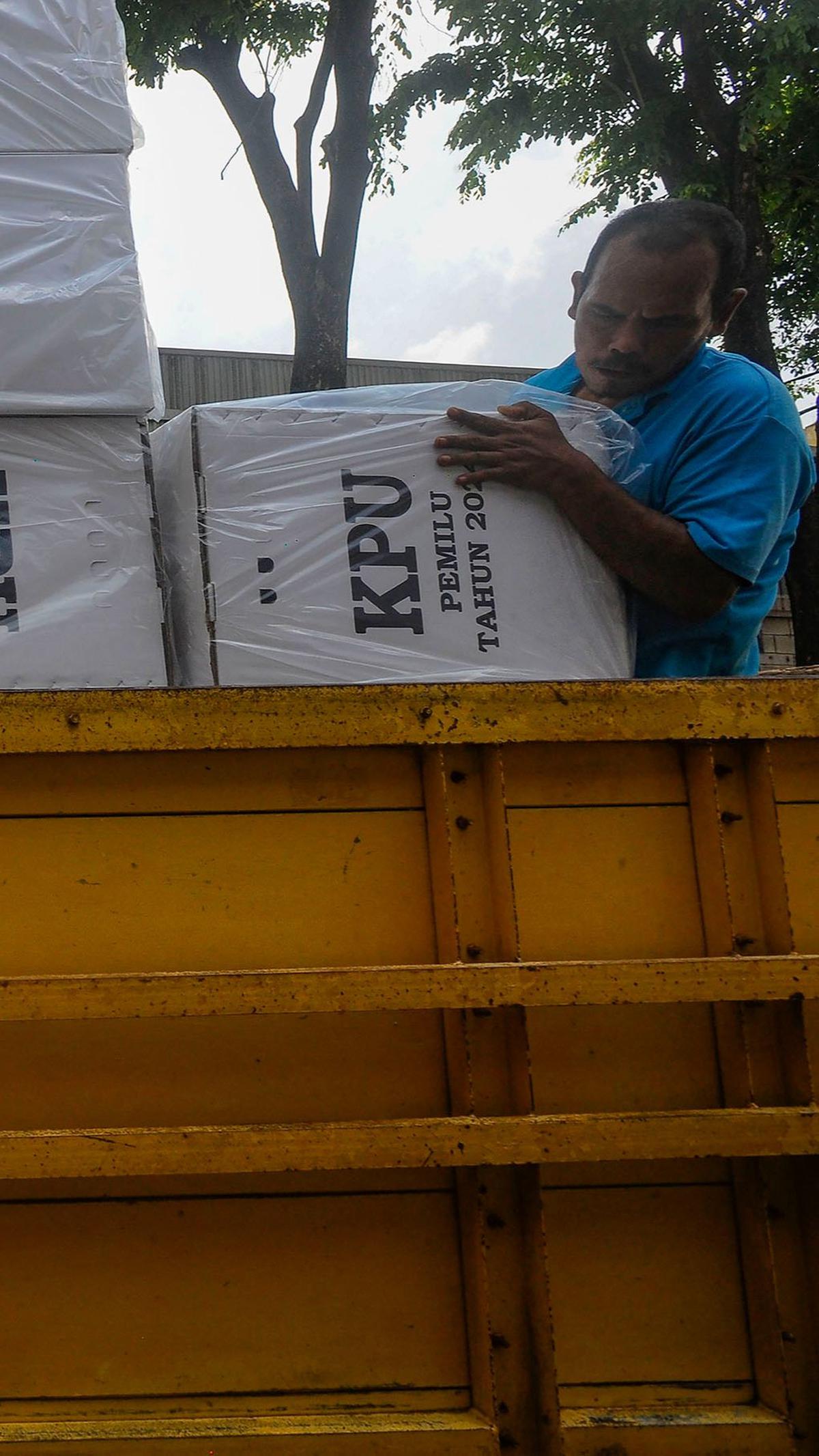 Logistik tersebut nantinya akan disebar ke 3.824 tempat pemungutan suara (TPS) untuk pelaksanaan Pemilu 2024 pada 14 Februari mendatang.&nbsp;Foto: Merdeka.com/Arie Basuki