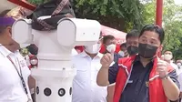Menteri Badan Usaha Milik Negara (BUMN) Erick Thohir berinteraksi dengan Robot Putu hasil inovasi PT Telkom Indonesia (Persero) Tbk. (Dok BUMN)