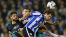Pemain Arsenal Oliver Giroud berebut bola dengan para pemain Sheffield Wednesday pada babak keempat Piala Liga Inggris di Stadion Hillsborough, Rabu (28/10/2015) dini hari WIB. Arsenal 0-3. (Reuters / Jason Cairnduff)