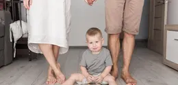 eggshell parenting merujuk pada pola asuh dengan perilaku orangtua yang tidak konsisten dan sulit diprediksi. Anak akhirnya hidup dalam kewaspadaan terus-menerus demi menjaga suasana tetap aman. (foto/dok: freepik)