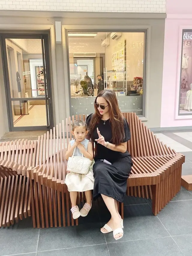 OOTD Aura Kasih saat Momong Anak