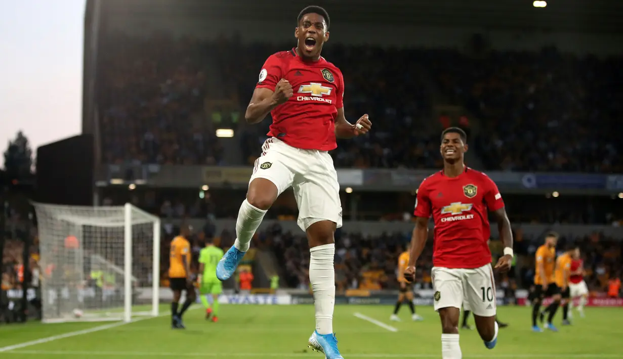 Pemain Manchester United Anthony Martial melakukan selebrasi usai mencetak gol ke gawang Wolverhampton Wanderers dalam pertandingan Liga Inggris di Stadion Molineux, Wolverhampton, Inggris, Senin (19/8/2019). Pertandingan berakhir 1-1. (Nick Potts/PA via AP)