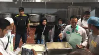 Petugas Katering PPIH Daker Mekah meninjau penyedia makanan untuk jemaah haji Indonesia selama di Kota Mekah, Arab Saudi. (Liputan6.com/Taufiqurrohman)