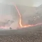 Penampakan fenomena dust devil atau tornado api dalam kebakaran Gunung Bromo. (Foto: Instagram Infobmkgjuanda)