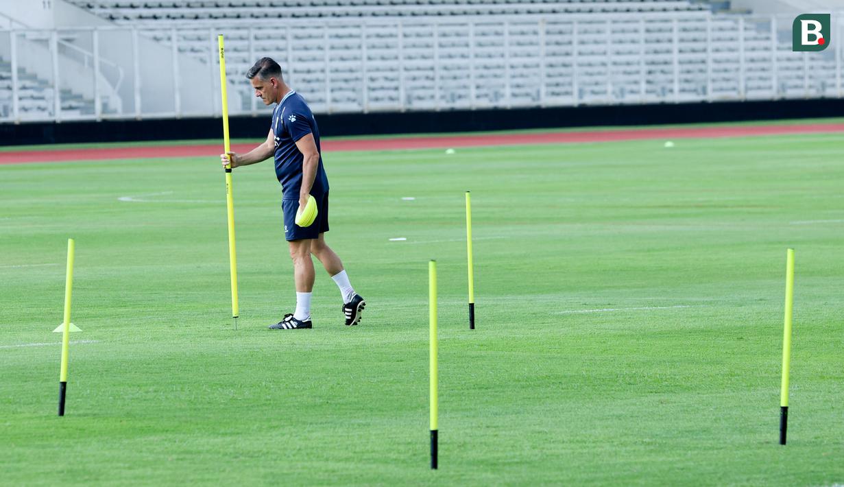 Timnas Indonesia memang tengah bersiap menghadapi laga penting melawan Saint Kitts and Nevis. Pertandingan tersebut akan digelar di Stadion Utama Gelora Bung Karno pada 27 Maret, dan menjadi momen awal bagi Herdman untuk menunjukkan sentuhannya. (Bola.com/M. Iqbal Ichsan)