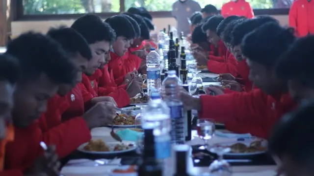 Timnas Indonesia U-19 sedang menyantap makanan di Spanyol.