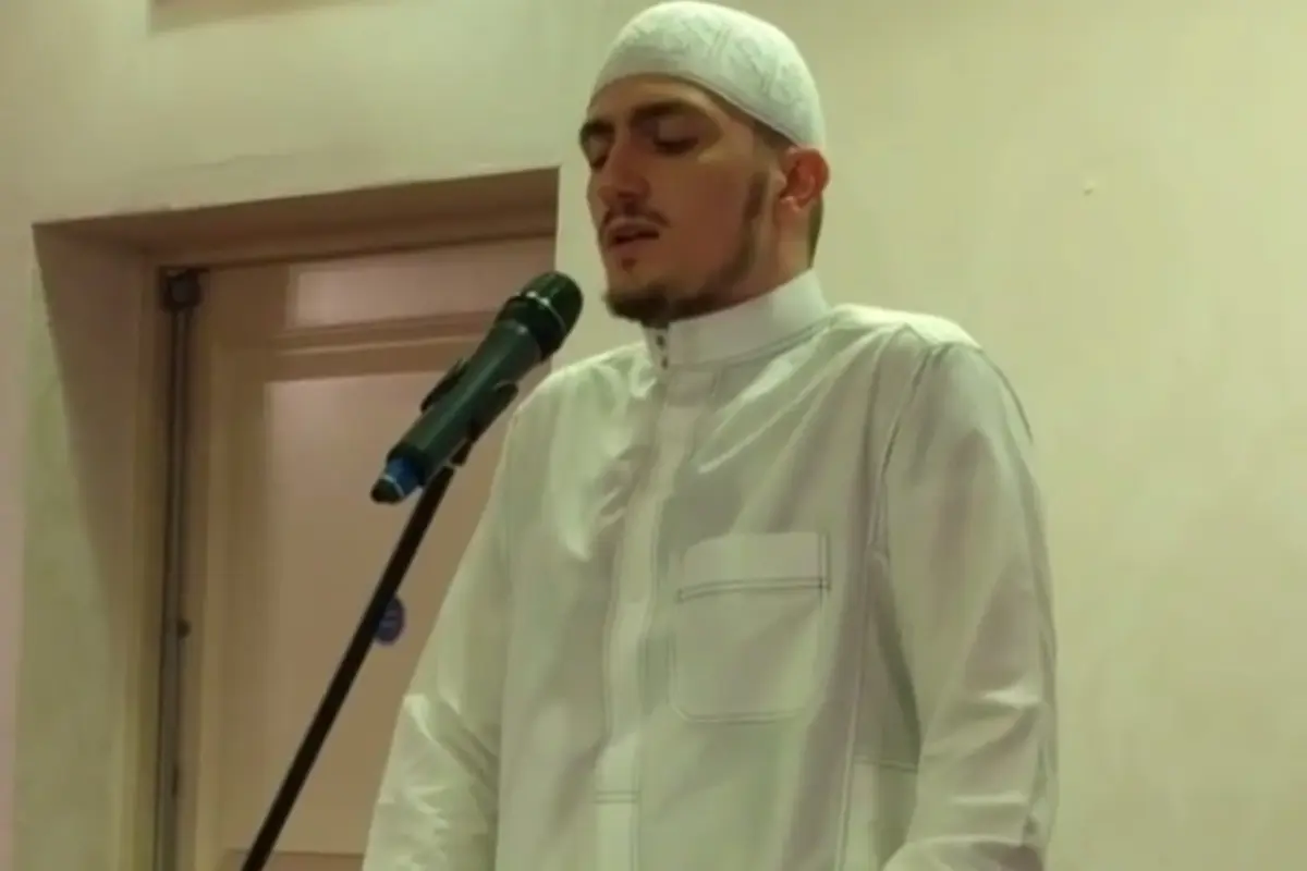 Intip 10 Potret Ketampanan Fatih Seferagic Imam Masjid Asal USA
