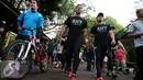 Bakal calon gubernur DKI Jakarta, Agus Harimurti Yudhoyono (tengah) berjalan santai bersama di Area Kebun Binatang Ragunan Jakarta, Minggu (9/10). Selain olahraga, AHY juga melakukan bersosialisasi dengan warga. (Liputan6.com/Helmi Fithriansyah)