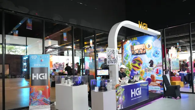 Legenda Real Madrid dan Barcelona, Luis Figo, diabadikan dalam sebuah kartu koleksi yang diperkenalkan Higgs Games Island (HGI) pada ajang Jakarta Game On 2026 di The Brickhall, Fatmawati City Center, Jakarta, 16 Oktober 2026.