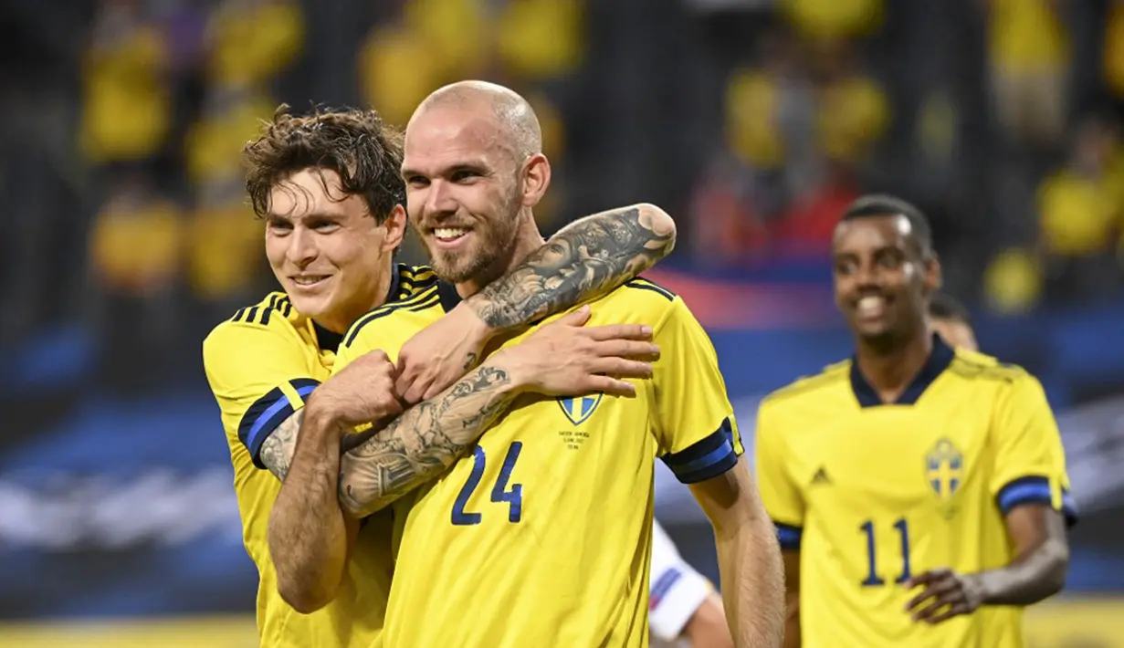 Pemain Swedia Marcus Danielson (tengah) merayakan dengan rekan setimnya Victor Lindelof setelah mencetak gol ke gawang Armenia pada pertandingan persahabatan jelang Euro 2020 di Solna, Swedia, Sabtu (5/6/2021). Swedia menang 3-1. (Jonathan NACKSTRAND/AFP)
