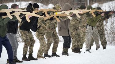Melihat Warga Ukraina Ikuti Pelatihan Pertahanan Militer