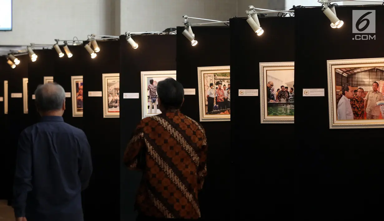 Pengunjung melihat pameran Foto Wartawan Parlemen bertema DPR Zaman Now di Komplek Parlemen, Senayan, Jakarta, Kamis (29/8/2019). Pameran ini dalam rangka memperingati HUT DPR ke 74. Jumlah Foto yang dipamerkan sebanyak 101 Karya Foto dari 30 pewarta Foto Parlemen. (Liputan6.com/Johan Tallo)