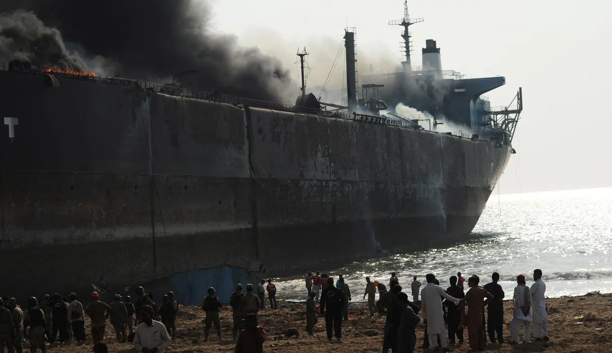 Kebakaran terjadi di galangan kapal Gadani, Pakistan, Selasa (1/11). Diduga kebakaran terjadi karena kelalaian selama pekerjaan mengelas di kapal tanker minyak tersebut. (AFP PHOTO / Rizwan Tabassum)