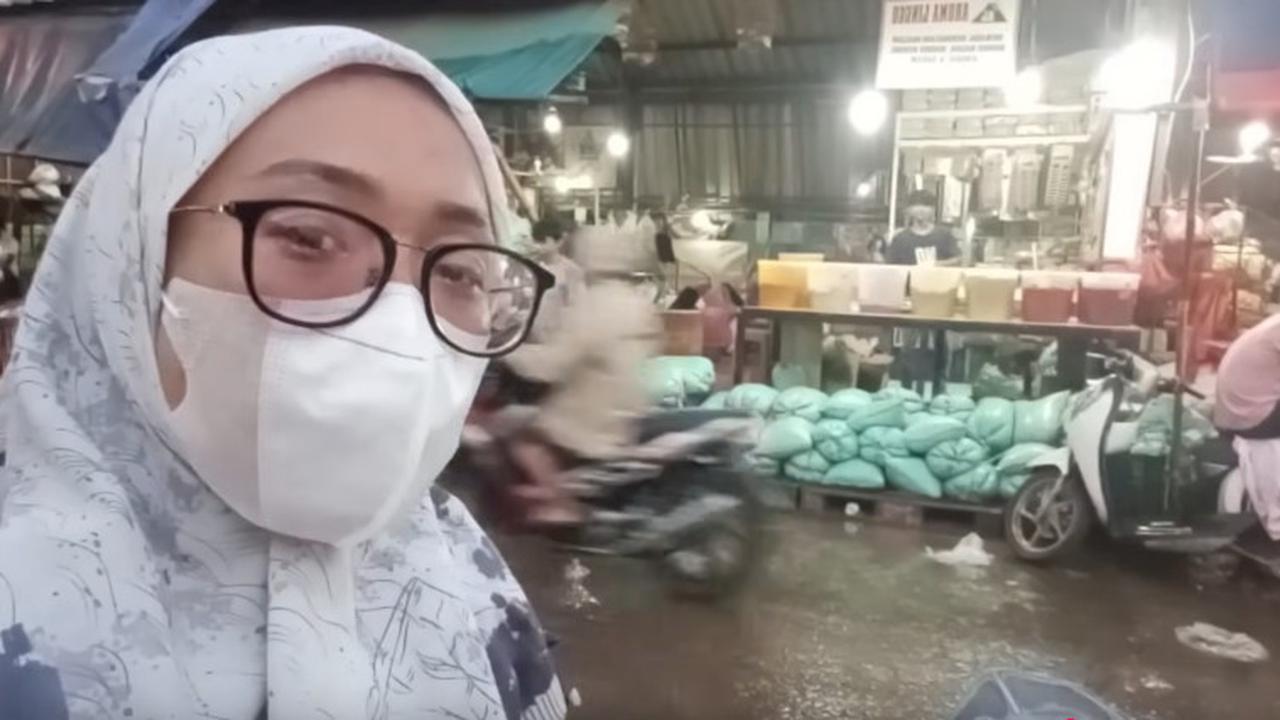 Harga Bahan Pokok Terus Meroket, Wanita Ini Rela Mulung Sayur di Pasar