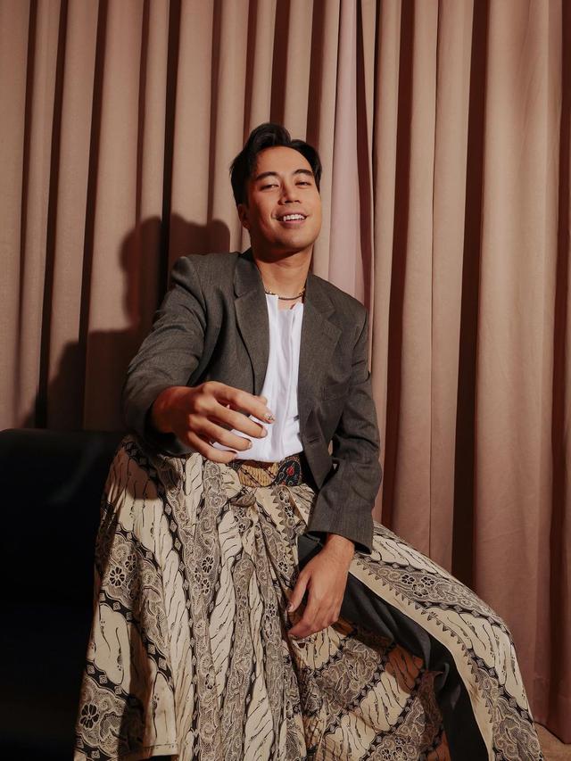 Ketika Vidi Aldiano Konsisten Berbatik Saat Manggung