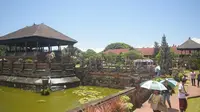 Bale Kambang salah satu destinasi wisata di Samarapura City Tour. Foto: (Gede Gandhi/Liputan6.com)