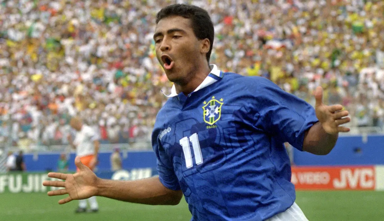 Romario gagal memenangkan gelar juara Liga Champions meski menjadi top skor di turnamen tersebut sebanyak dua kali, yaitu bersama PSV dan Barcelona. Padahal, prestasinya di klub dan Timnas Brasil tak pernah diragukan lagi. Ia juga pernah dianugerahi Ballon d'Or 1994. (AFP/Bob Daemrich)