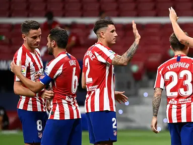 Pemain Atletico Madrid merayakan gol yang dicetak Alvaro Morata ke gawang Mallorca pada laga lanjutan La Liga di Wanda Metropolitano, Sabtu (4/7/2020) dini hari WIB. Atletico Madrid menang 3-0 atas Mallorca. (AFP/Pierre-Philippe Marcou)