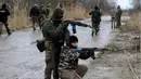 Warga sipil berlatih menembak saat mengikuti sesi pelatihan militer oleh Right Sector dekat Lviv, Ukraina, 24 Februari 2023. (AP Photo/Mykola Tys)