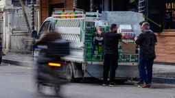 Seorang pria mengantarkan bir ke sebuah toko minuman keras di Baghdad, Irak, 9 Maret 2023. Aturan tentang larangan minuman beralkohol di Irak mengutip Undang-Undang Impor Dalam Negeri 2023 yang melarang impor, produksi, dan penjualan minuman beralkohol. (AP Photo/Hadi Mizban)