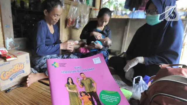 Perjuangan Bidan saat Posyandu Keliling di Baduy Luar
