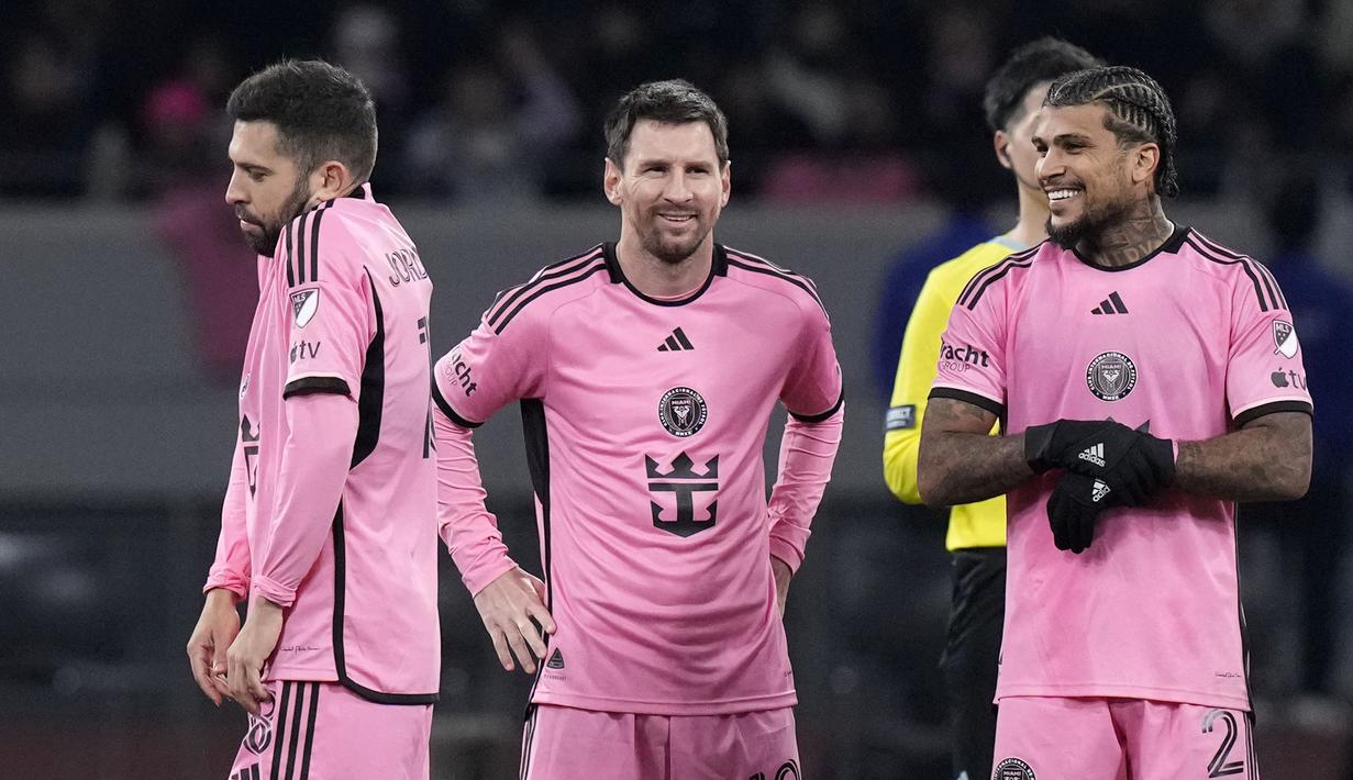 Ekspresi pemain Inter Miami, Lionel Messi (tengah) saat babak adu penalti pada laga persahabatan melawan Vissel Kobe di National Stadium, Tokyo, Jepang, Rabu (07/02/2024). (AP Photo/Eugene Hoshiko)