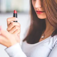 Ilustrasi Penggunaan Lipstik Credit: pexels.com/Kaboompics