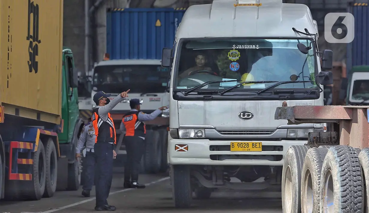Pihak kepolisian menyebut antrean kendaraan besar ini dipicu meningkatnya aktivitas bongkar muat di kawasan Pelabuhan Tanjung Priok, Jakarta pasca libur panjang Idul Fitri 1446 Hijriah dan cuti Bersama Lebaran 2025. (Liputan6.com/Angga Yuniar)