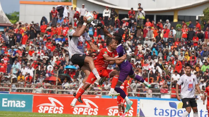 Semen Padang Vs Malut United di semifinal Liga 2 2023/2024.