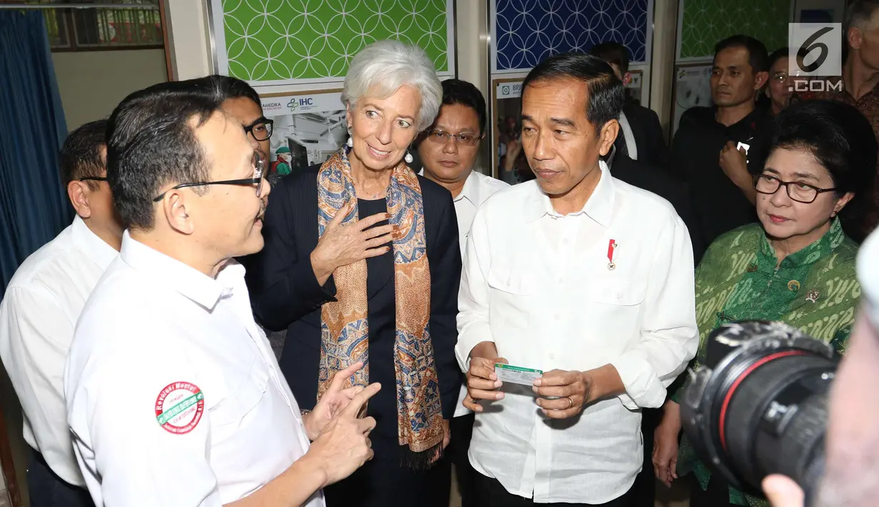 Presiden Joko Widodo dan Managing Director IMF Christine Lagarde berbincang dengan Dirut BPJS Fachmi Idris saat melihat fasilitas pelayanan Kartu Indonesia Sehat (KIS) di RSPP Jakarta, Senin (26/2). (Liputan6.com/Angga Yuniar)
