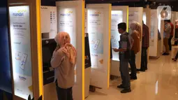 Nasabah melakukan transaksi elektronik perbankan melalui ATM di Jakarta, Selasa (4/2/2020). Dari nilai tersebut, penopang utama transaksi e-channel Mandiri adalah jaringan ATM dengan jumlah 967 transaksi dan Mandiri Online dengan 400 juta transaksi. (Liputan6.com/Angga Yuniar)
