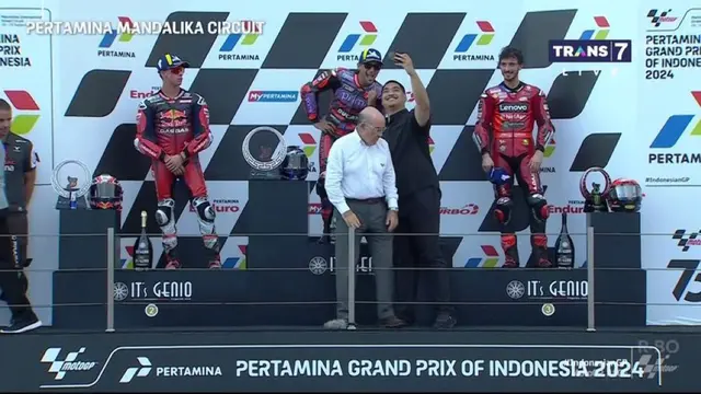 Menteri Pemuda dan Olahraga (Menpora) RI, Dito Ariotedjo, menjadi bulan-bulanan netizen karena berswafoto dengan juara MotoGP Indonesia 2024, Jorge Martin, di podium.