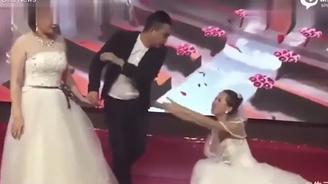 wanita datang ke pernikahan mantan pakai gaun pengantin