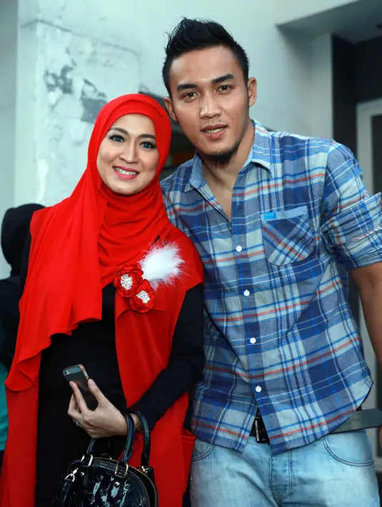 Rupanya Okie Agustina sempat mengirim surat terbuka kepada Presiden Joko Widodo tentang kesulitan sang suami menafkahi keluarga pasca dibekukannya PSSI. Surat keluhannya ia unggah di halaman Facebooknya. (Wimbarsana/Bintang.com)