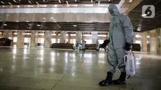 Petugas menyemprotkan cairan disinfektan saat sterilisasi area ibadah di Masjid Istiqlal, Jakarta Pusat, Jumat (13/3/2020). Pembersihan oleh petugas gabungan tersebut untuk mencegah penyebaran virus corona COVID-19 di lingkungan Masjid Istiqlal. (Liputan6.com/Faizal Fanani)