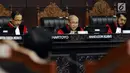 Hakim MK, Wahduddin Adams (tengah) memberi keterangan pada sidang pengujian UU Jaminan Halal terkait ketentuan produk halal di gedung Mahkamah Konstitusi, Jakarta, Rabu (12/7). Sidang mendengar keterangan saksi dan ahli. (Liputan6.com/Helmi Fithriansyah)