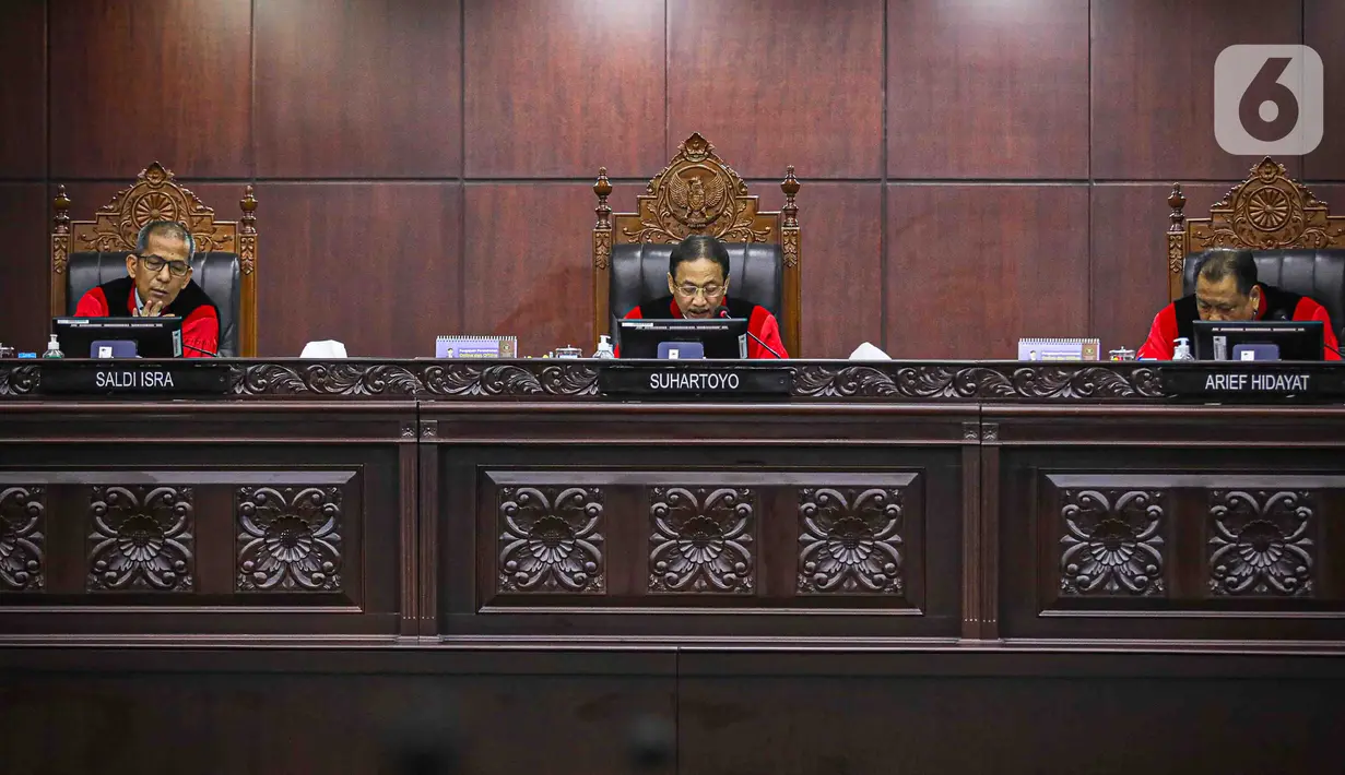"Menolak permohonan pemohon untuk seluruhnya," ujar Suhartoyo saat membaca amar putusan di Gedung MKRI, Jakarta, Rabu (29/11). (Liputan6.com/Faizal Fanani)