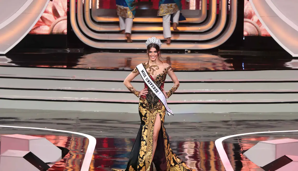 Malam grand final Puteri Indonesia 2017 telah berlangsung dan melahirkan satu nama menjadi sang pemenang, yakni Bunga Jelitha Ibrani. Menghadirkan suasana dan konsep yang begitu mewah, juga dengan kehadiran tamu spesial. (Nurwahyunan/Bintang.com)