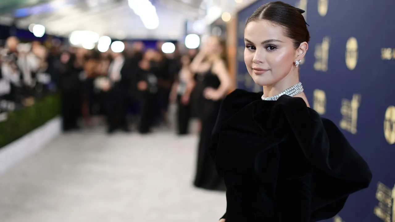 Selena Gomez Copot Heels di Panggung SAG Awards 2022, Aksinya Dipuji Warganet