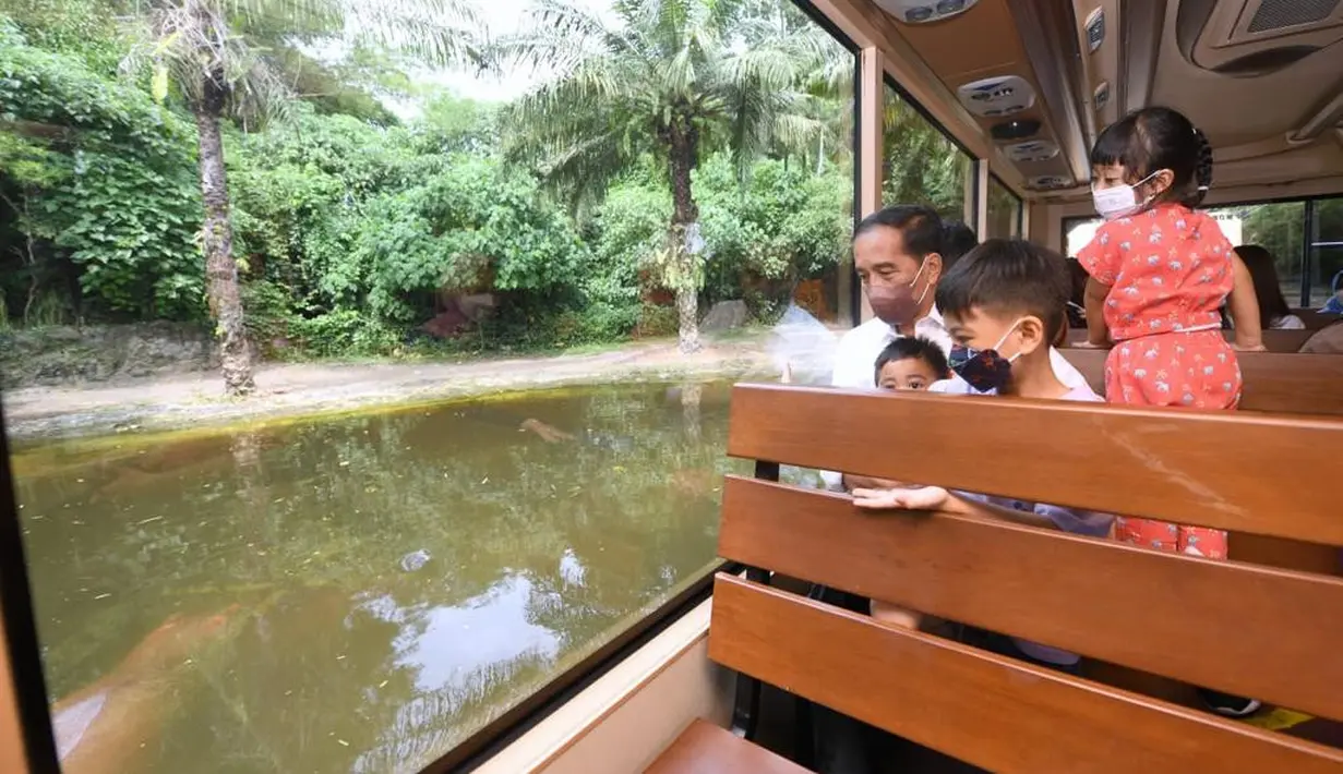 <p>Presiden Joko Widodo beserta keluarga menghabiskan libur Lebaran di Provinsi Bali. Presiden beserta Ibu Iriana Joko Widodo mengajak anak beserta cucu melakukan wisata satwa di Bali Safari &amp; Marine Park, Kabupaten Gianyar, pada Kamis, 5 Mei 2022. (Foto: Lukas - Biro Pers Sekretariat Presiden)</p>