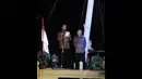 Presiden terpilih tersebut dan wakilnya tampak berdiri di atas kapal layar mesin Hati Buana Setia di Pelabuhan Sunda Kelapa, Jakarta, Selasa (22/7/14). (Istimewa)