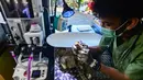 Dokter hewan memeriksa kucing peliharaan warga pada mobil Klinik Hewan Keliling di halaman Kantor Kelurahan Srengseng sawah, Jakarta Selatan, Rabu, 15/ Juli 2026. (KLY/ Arie Basuki)