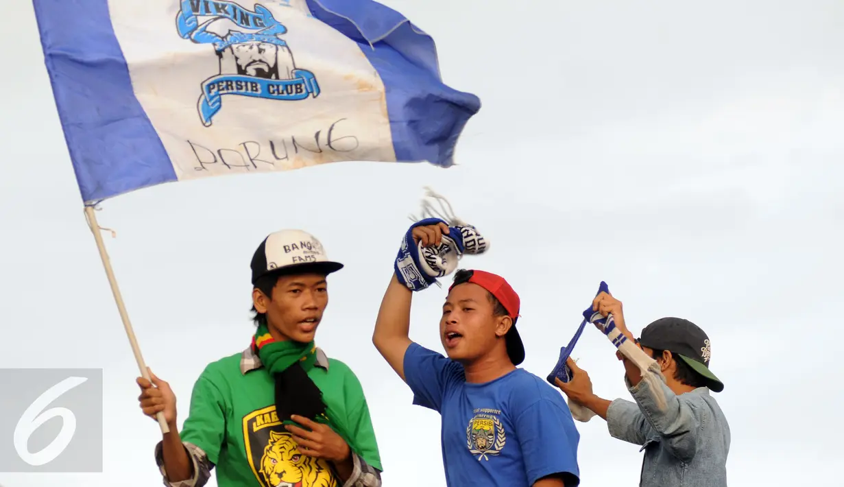 Suporter Persib mengibarkan bendera saat menuju Stadion Pakansari, Kab Bogor, Minggu (21/8). Persib akan melakoni laga lanjutan Torabika Soccer Championship presented by IM3 Ooredoo melawan PS TNI. (Liputan6.com/Helmi Fithriansyah)